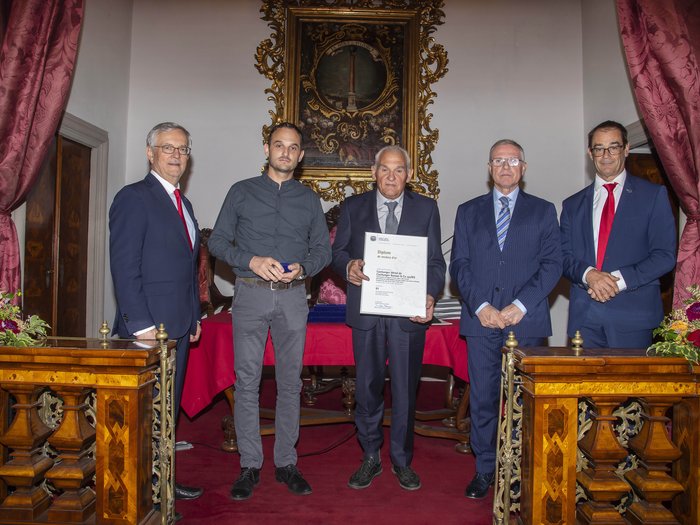 Premio Economia Alto Adige 2023: 6 aziende artigiane di lvh.apa insignite Cinque uomini in una stanza elegante, uno tiene un certificato in mano