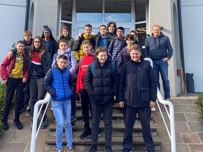 Gut informiert entscheidet es sich leichter Gruppe Jugendlicher vor Gebäude mit Schriftzug elektro a haller