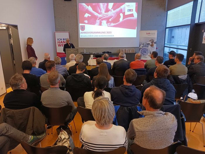 30 Jahre Berufsgemeinschaft Kälte- und Klimatechnik: Fachwissen, Nachwuchsförderung und Zukunftsausblick Jahresversammlung 2025 der Kälte- und Klimatechniker mit Vortrag und Publikum