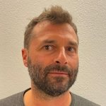 Oberpustertal Porträt eines Mannes mit Bart vor heller Wand