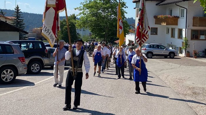 Der Festzug der Althandwerker © lvh.apa Traditioneller Umzug mit Menschen in Trachten und Fahnen bei sonnigem Wetter