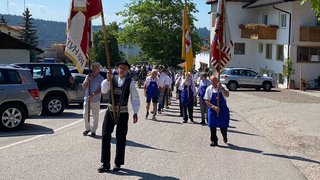 Der Festzug der Althandwerker © lvh.apa Traditioneller Umzug mit Menschen in Trachten und Fahnen bei sonnigem Wetter