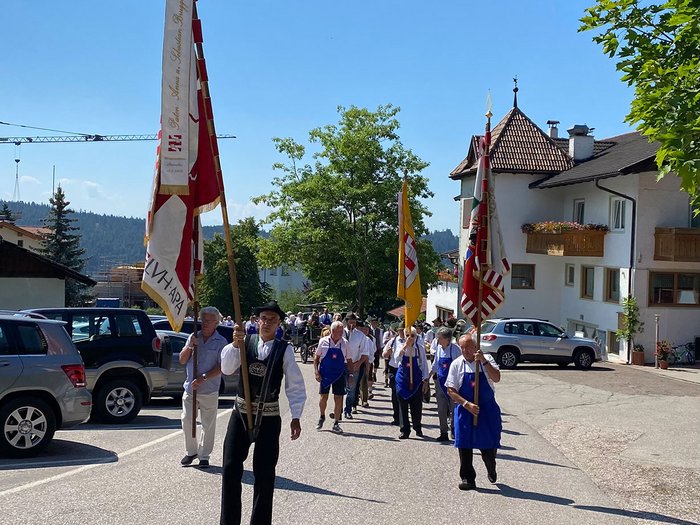 L’orgoglio degli Artigiani Anziani in scena a Verano Sfilata tradizionale con persone in costumi e bandiere sotto il sole