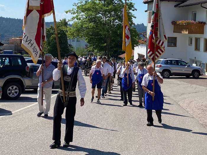 Der Festzug der Althandwerker © lvh.apa Traditioneller Umzug mit Menschen in Trachten und Fahnen bei sonnigem Wetter