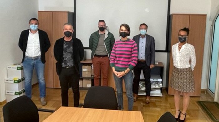 A Bressanone si è parlato di appalti pubblici Sei persone con mascherine in una sala riunioni davanti a schermi e armadi