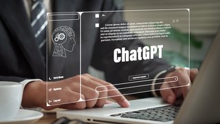 Webinare Person tippt auf Laptop mit gezeigter ChatGPT-Benutzeroberfläche