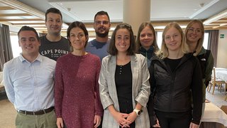 Foto: © lvh.apa Gruppe von acht lächelnden Erwachsenen in einem Tagungsraum