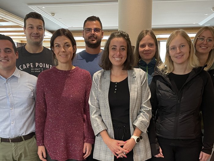 La Giovane Economia altoatesina guarda al futuro Gruppo di otto adulti sorridenti in una sala riunioni