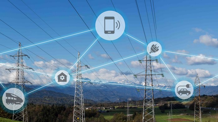 Rahmenvertrag für die Stromlieferung verlängert Stromleitungen und Symbole für vernetzte Energieverbraucher in ländlicher Landschaft