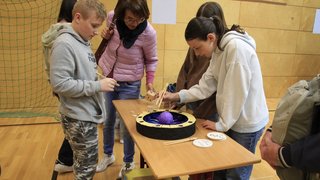 News Kinder spielen an einem Tisch mit einem Brettspiel im Innenraum
