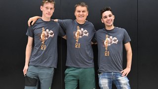 News Drei junge Männer mit PCI-Alpen Cup 2024 T-Shirts vor schwarzem Hintergrund