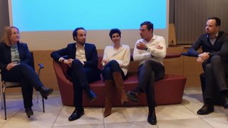 News Fünf Personen sitzen und diskutieren bei einer Veranstaltung