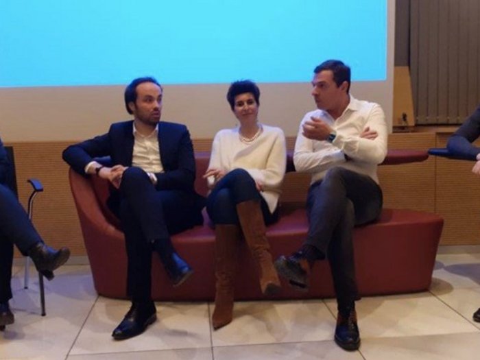 Handwerk: Berufe mit Zukunft Fünf Personen sitzen und diskutieren bei einer Veranstaltung