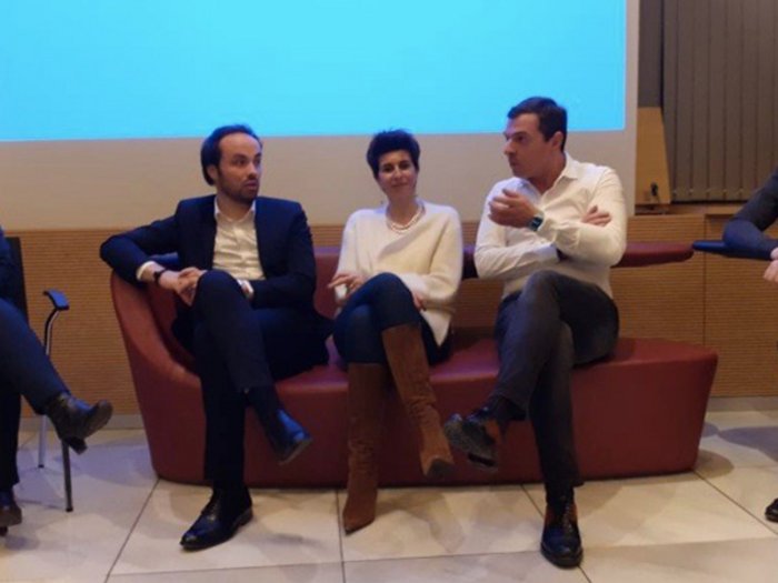 Handwerk: Berufe mit Zukunft Fünf Personen sitzen und diskutieren bei einer Veranstaltung