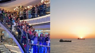 News Gruppenfoto von Menschen auf einer Treppe neben Sonnenuntergang und Schiffen auf dem Meer