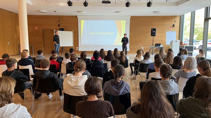 Mittelschule Lana: Berufe praxisnah erleben Schuler sitzen in einem Raum und horchen einer Praesentation zu