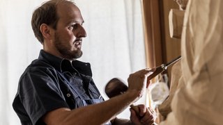 Filip Piccolruaz © Alan Bianchi Mann schnitzt mit Holzmeißel an einer Holzskulptur in einem Arbeitsraum