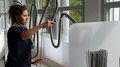 Südtiroler Delegation erkundete das Talentcenter in Graz Frau bedient ein Metallmusikinstrument an einem Fenster