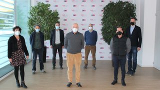 News Gruppe von sieben Personen mit Masken stehen in einem Raum vor einer LVH-APA-Wand