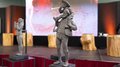 La 31^ Fiera d’Arte UNIKA apre le porte a Ortisei Statua di un uomo con un bambino sulle spalle che suona una trombetta