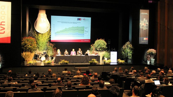 Landesversammlung des Südtiroler Handwerks Konferenz mit Diskussion und Präsentation vor Publikum in einem großen Saal