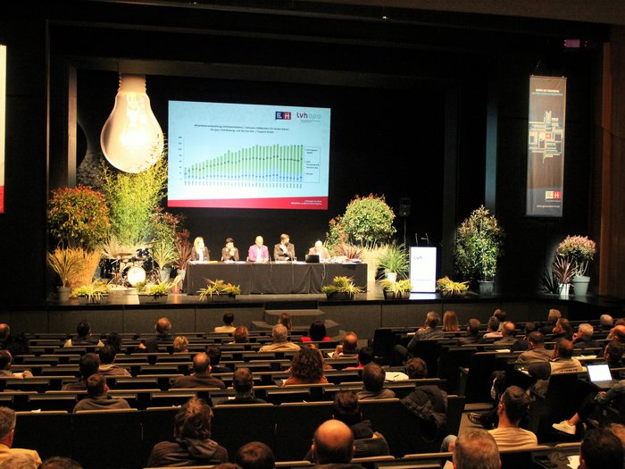 Landesversammlung des Südtiroler Handwerks Konferenz mit Diskussion und Präsentation vor Publikum in einem großen Saal