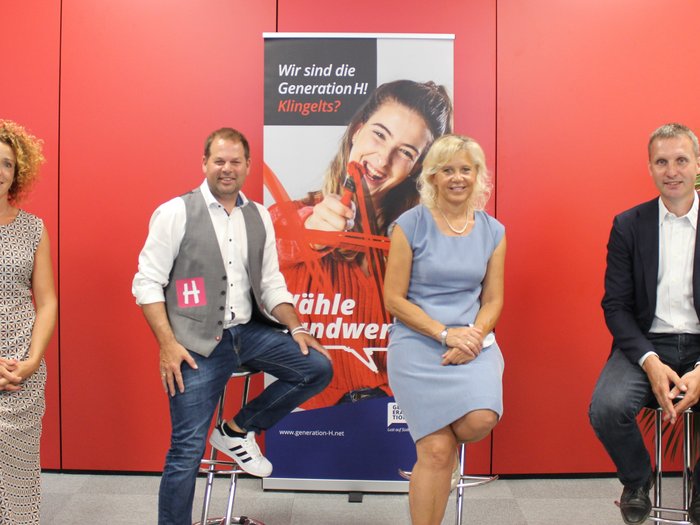 Kein Gemeinderat ohne Handwerk Vier Personen sitzen vor roter Wand mit Generation H Banner