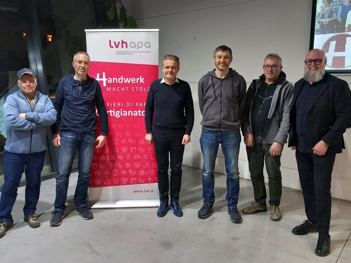 KI, Bauprojekte und starke Vernetzung im Fokus Sieben Männer stehen vor einem Banner des Handwerksverbands lvh appa