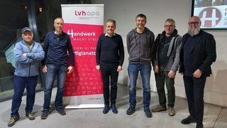 News Sieben Männer stehen vor einem Banner des Handwerksverbands lvh appa
