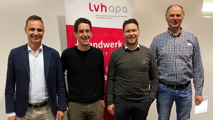 HGJ übernimmt Vorsitz der Jungen Wirtschaft Südtirol Vier Männer lächeln vor einem lvhapa-Banner