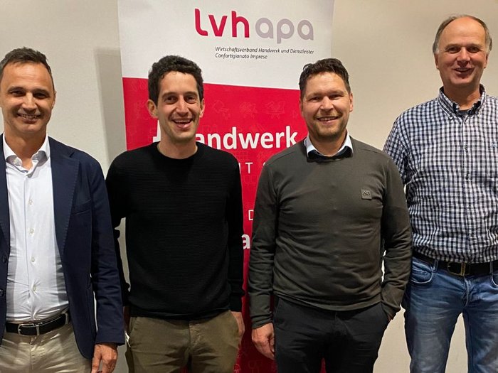 Handwerk in Abtei: Zwischen Generationswechsel und Zukunftsprojekten Vier Männer lächeln vor einem lvhapa-Banner