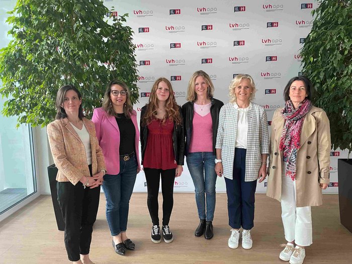 Die Frauen des Bezirks Bozen Land/Stadt haben ihre Stimmen abgegeben und einen Bezirksausschuss mit einer Vorsitzenden gewählt. Gruppenfoto von sechs Frauen vor einer LVH APA Wand mit zwei Zimmerpflanzen