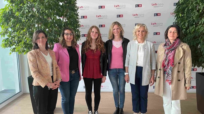 Die Frauen des Bezirks Bozen Land/Stadt haben ihre Stimmen abgegeben und einen Bezirksausschuss mit einer Vorsitzenden gewählt. Gruppenfoto von sechs Frauen vor einer LVH APA Wand mit zwei Zimmerpflanzen