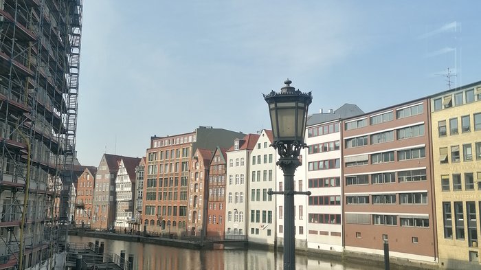 Die Althandwerker besuchen Hamburg Blick auf historische Gebäude und Kanal in Hamburg bei sonnigem Wetter