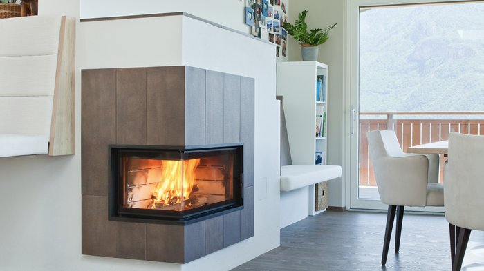 Auf Nummer Sicher gehen Moderne Ecke mit brennendem Kamin, Wanduhren und Essbereich mit Aussicht