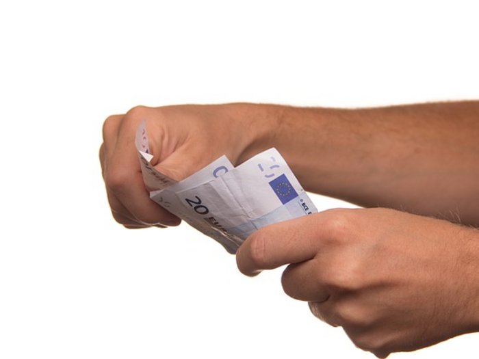 Integrazione salariale: lvh.apa chiede un’inversione di marcia Mani che tengono diverse banconote da 20 euro su sfondo bianco