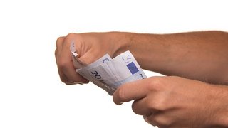 News Hände halten mehrere 20-Euro-Scheine vor weißem Hintergrund