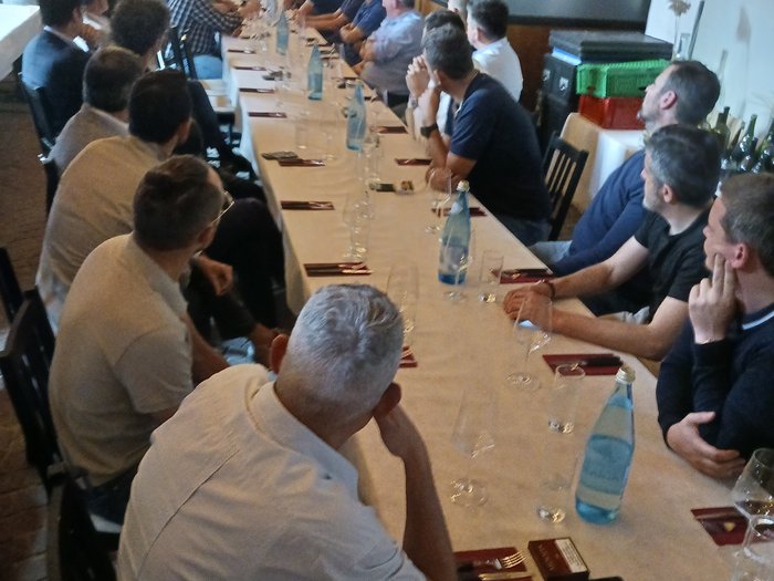 „Eine starke Interessenvertretung erfordert eine aktive Beteiligung aller“ Männer bei Tisch beobachten Präsentation auf Bildschirm im Raum