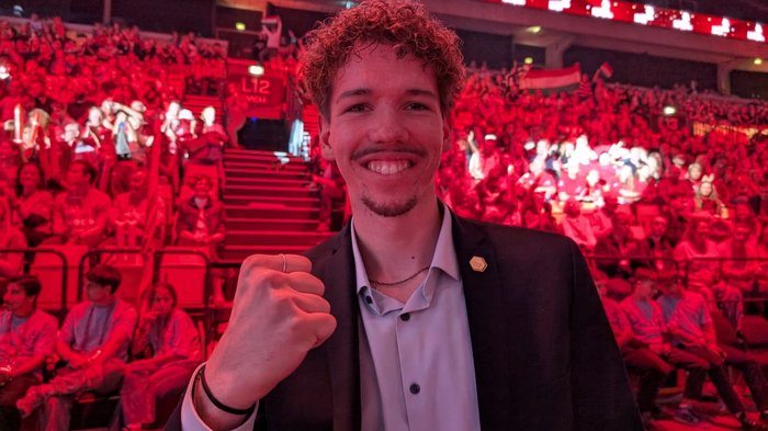 Europameister-Titel für Südtirols Junghandwerker: lvh gratuliert zu herausragenden Erfolgen bei den EuroSkills 2025 Junger Mann im Anzug vor jubelnder Menschenmenge in rotem Licht