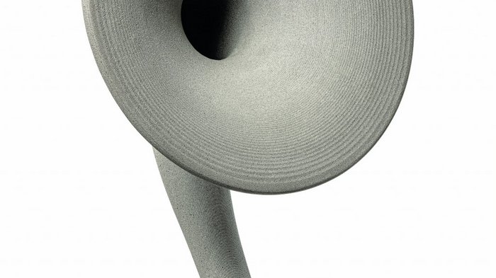 Südtiroler Handwerk auf Fuorisalone Graues, modernes Lautsprecherhorn mit Smartphone-Halterung