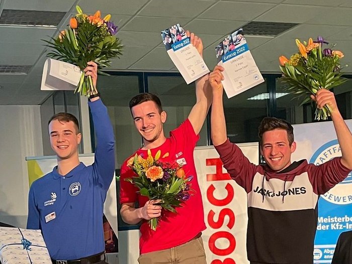 EuroCup dei meccatronici: bronzo altoatesino Tre giovani uomini tengono certificati e mazzi di fiori durante una premiazione