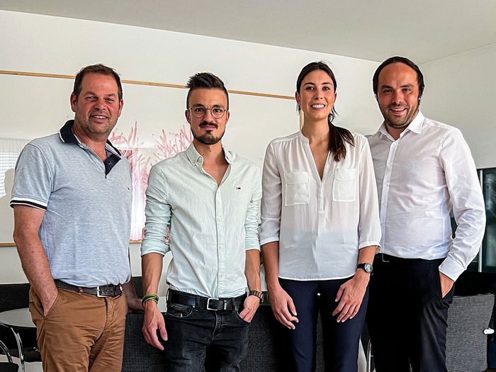 Berufspraktika ab 14 Jahren: Junghandwerker/innen wollen mitgestalten Vier Personen in Büro mit legerer und formeller Kleidung posieren für Gruppenfoto