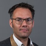 Oberpustertal Porträt eines Mannes mit Brille vor grauem Hintergrund