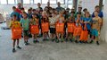 Handwerk zum Anfassen: KidsAcademy begeistert Kinder in Schlanders Gruppenfoto von Kindern mit orangen Terzer-Taschen in einer Halle