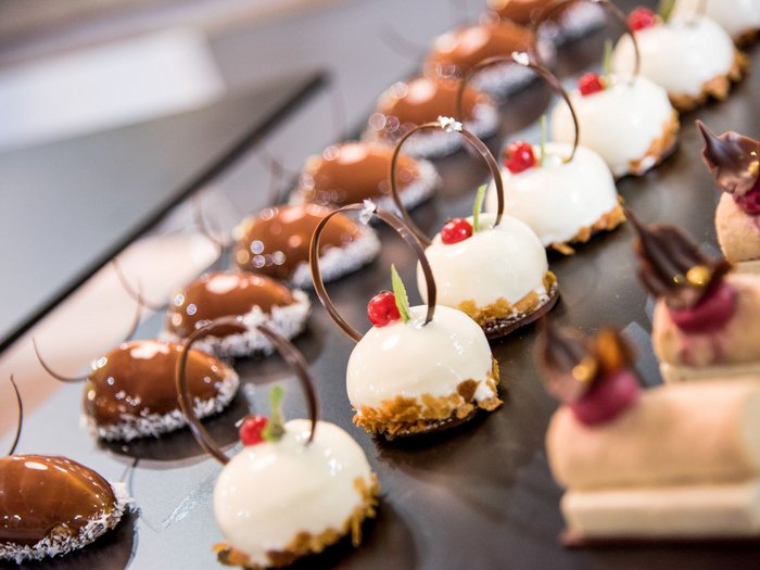 La giornata del cuore Piccoli dolci decorati artisticamente disposti su un vassoio