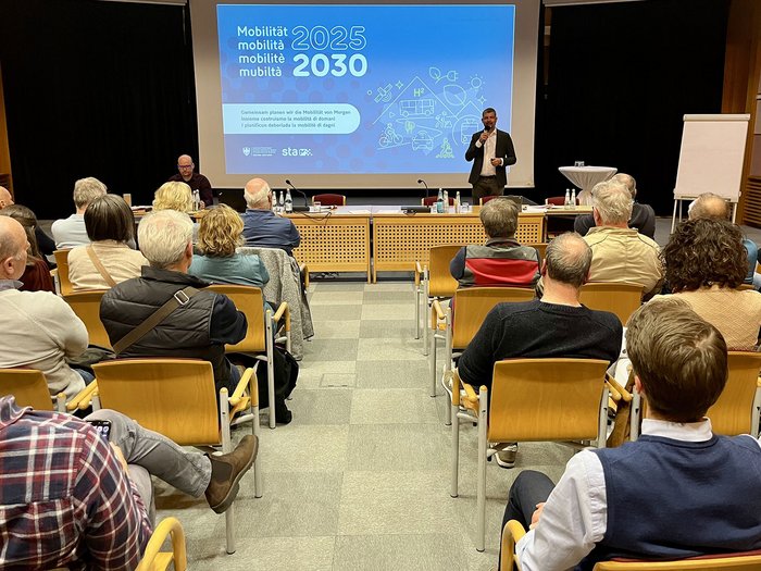 Rat des Südtiroler Handwerks setzt klare Schwerpunkte Vortrag über Mobilität 2025 und 2030 mit Publikum in einem Konferenzraum