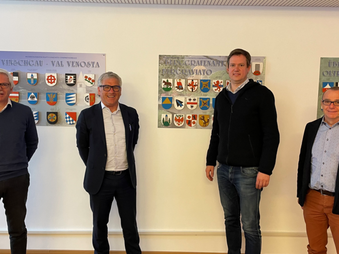 PNRR: Lokale Handwerksbetriebe bevorzugen Vier Männer stehen vor Wand mit Wappen von Vinschgau, Burggrafenamt und Überetsch