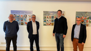 News Vier Männer stehen vor Wand mit Wappen von Vinschgau, Burggrafenamt und Überetsch