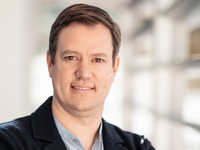 lvh: „Jetzt ist nicht die Zeit für Misstrauensanträge!“ Porträt eines Mannes mit verschränkten Armen in einem modernen Büro