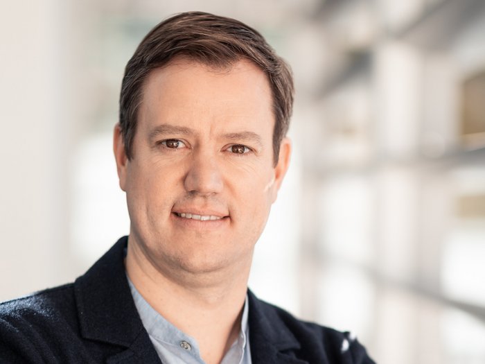 Haller: „Jetzt die Samen für die Zukunft säen“ Porträt eines Mannes mit verschränkten Armen in einem modernen Büro